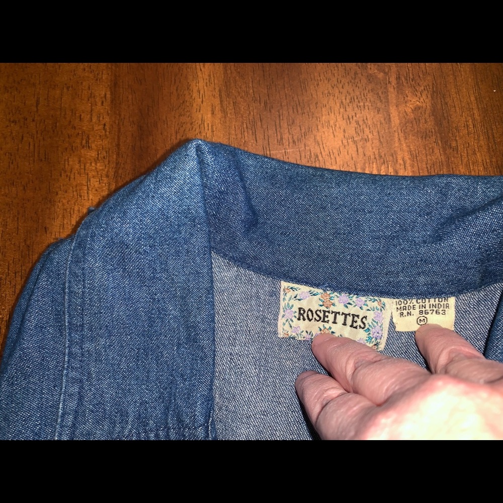 NWT Denim Vest: Vintage Rosettes, Fitted, Patch Pockets w Flap Closure - Picture 4 of 7